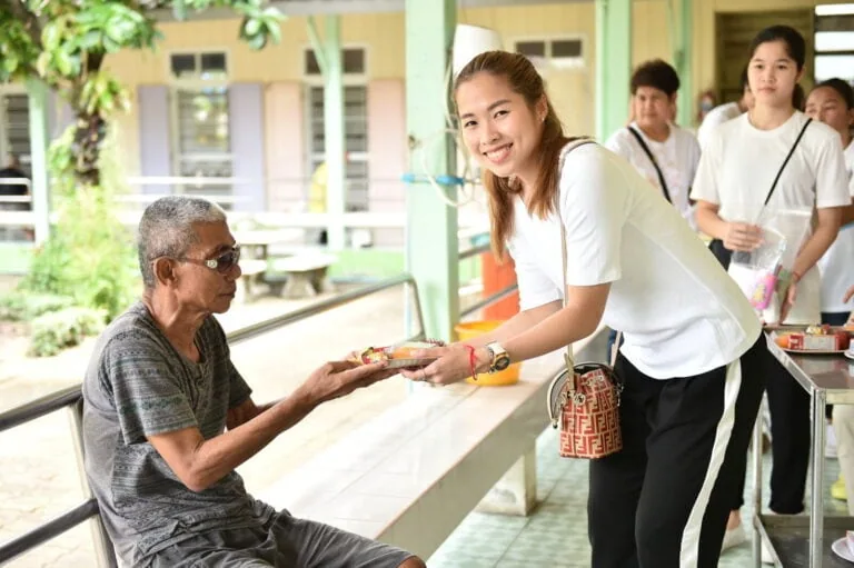 บรรยากาศการ สมทบทุนและสิ่งของ ณ มูลนิธิผู้สูงอายุบ้านบางแค วันจันทร์ที่ 24 มิถุนายน 2562