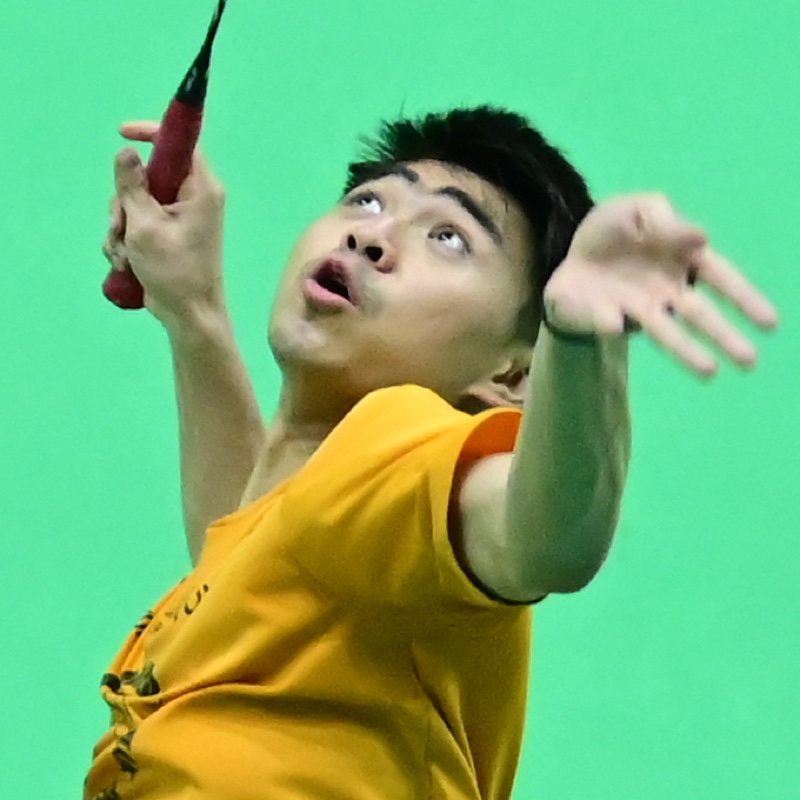 Kimhan, a Banthongyord junior player, jumping to hit the shuttle on the training court